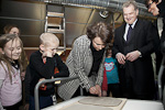  President Sauli Niinistö och hustrun Jenni Haukio gjorde sina handavtryck i lera i konstskolan. Copyright © Republikens presidents kansli