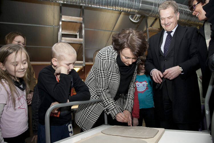  President Sauli Niinistö och hustrun Jenni Haukio gjorde sina handavtryck i lera i konstskolan. Copyright © Republikens presidents kansli