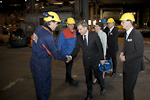  President Niinistö hälsar på arbetarna i Halikko Works.. Copyright © Republikens presidents kansli