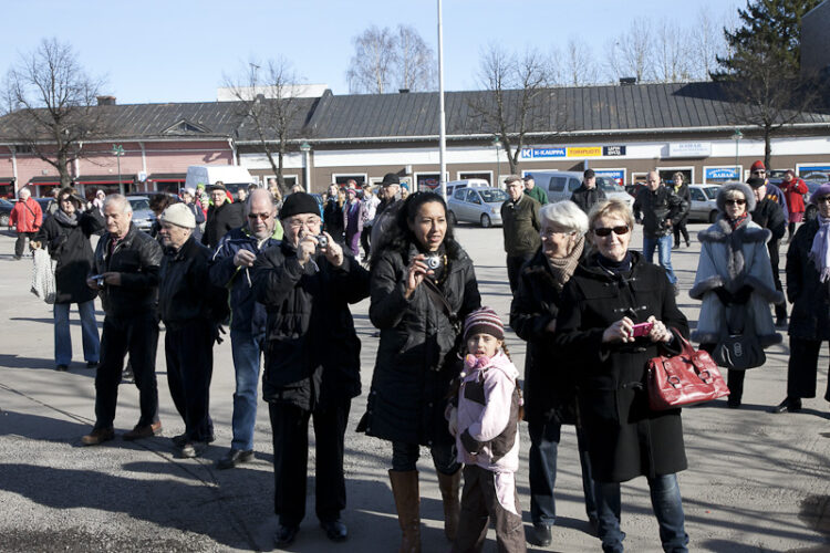  Saloborna väntar att presidentparet kommer till torget. Copyright © Republikens presidents kansli