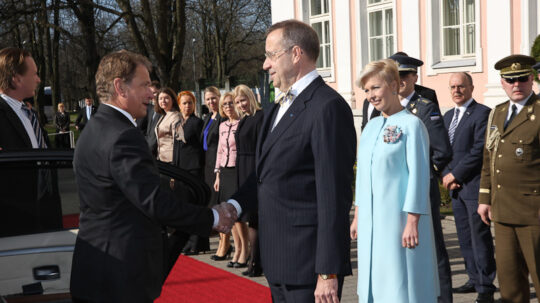  Viron presidentti Toomas Hendrik Ilves ja puoliso Evelin Ilves vastaanottavat tasavallan presidentti Sauli Niinistön viralliselle vierailulle Viroon 25. huhtikuuta 2012. Copyright © Tasavallan presidentin kanslia 