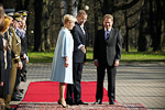  Viron presidentti Toomas Hendrik Ilves ja puoliso Evelin Ilves vastaanottivat tasavallan presidentti Sauli Niinistön viralliselle vierailulle 25. huhtikuuta 2012. Kuva: Lehtikuva