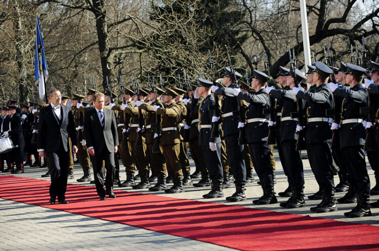  Presidentti Niinistö ja presidentti Ilves tarkastavat kunniakomppanian. Kuva: Lehtikuva 