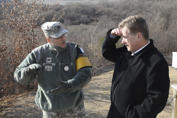  President Sauli Niinistö på gränsen mellan Syd- och Nordkorea i Panmunjom. Copyright © Republikens presidents kansli