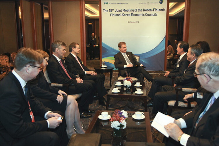  President Niinistö deltog i Seoul i ett seminarium om de ekonomiska relationerna mellan Finland och Korea. I seminariet deltog representanter för näringslivet och företagsledare från båda länderna. Copyright © Republikens presidents kansli