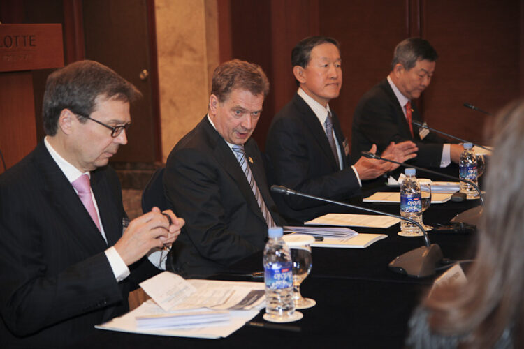  President Niinistö deltog i Seoul i ett seminarium om de ekonomiska relationerna mellan Finland och Korea. I seminariet deltog representanter för näringslivet och företagsledare från båda länderna. Copyright © Republikens presidents kansli