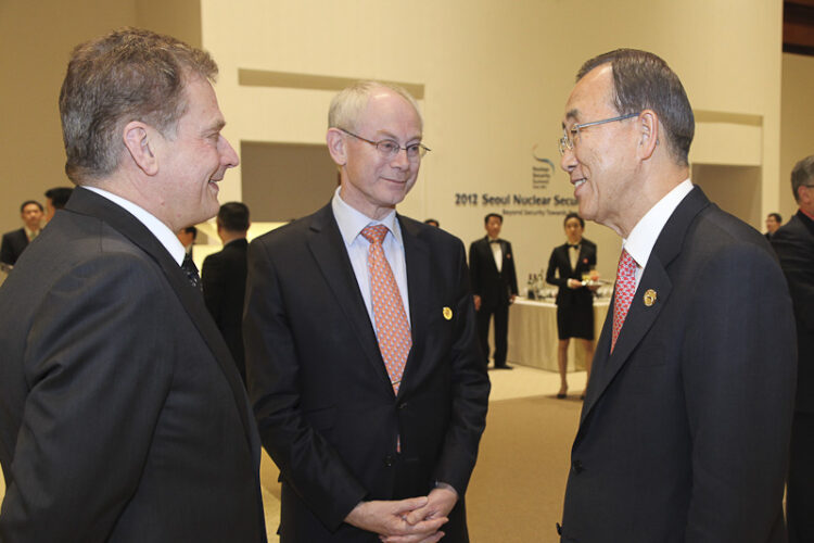 Republikens president Sauli Niinistö, Europeiska rådets ordförande Herman Van Rompuy och FN:s generalsekreterare Ban Ki-moon vid toppmötet om kärnsäkerhet i Seoul i Sydkorea den 26 mars 2012. Copyright © Republikens presidents kansli