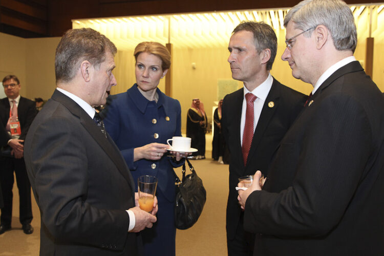  Republikens president Sauli Niinistö, Danmarks statsminister Helle Thorning-Schmidt, Norges statsminister Jens Stoltenberg och Kanadas premiärminister Stephen Harper vid toppmötet om kärnsäkerhet i Seoul i Sydkorea den 26 mars 2012. Copyright © Republikens presidents kansli 