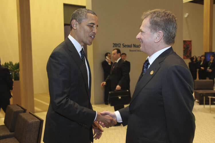  Republikens president Sauli Niinistö och Förenta staternas president Barack Obama vid toppmötet om kärnsäkerhet i Seoul i Sydkorea den 26 mars 2012.  Copyright © Republikens presidents kansli