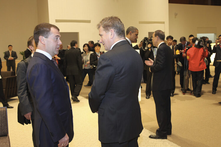 Republikens president Sauli Niinistö och Rysslands president Dimitrij Medvedev vid toppmötet om kärnsäkerhet i Seoul i Sydkorea den 26 mars 2012. I bakgrunden diskuterar Förenta staternas president Barack Obama och FN:s generalsekreterare Ban Ki-moon. Copyright © Republikens presidents kansli