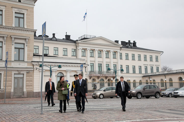 President Niinistö tog emot årets majblomma på Salutorget framför Presidentens slott torsdagen den 26 april 2012. Copyright © Republikens presidents kansli 