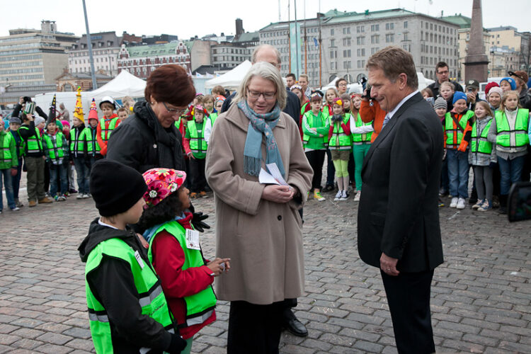 Tasavallan presidentti Sauli Niinistö vastaanotti vuoden 2012 vappukukan Kauppatorilla torstaina 26. huhtikuuta 2012. Copyright © Tasavallan presidentin kanslia 