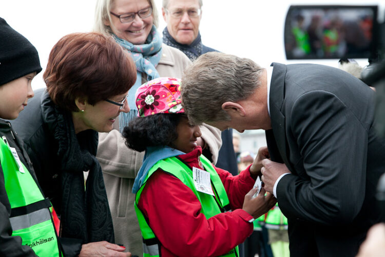 President Niinistö tog emot årets majblomma på Salutorget framför Presidentens slott torsdagen den 26 april 2012. Copyright © Republikens presidents kansli 