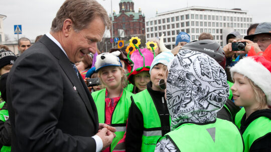 Tasavallan presidentti Sauli Niinistö vastaanotti vuoden 2012 vappukukan Kauppatorilla torstaina 26. huhtikuuta 2012. Copyright © Tasavallan presidentin kanslia 