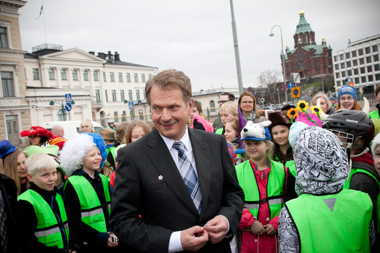 President Niinistö tog emot årets majblomma på Salutorget framför Presidentens slott torsdagen den 26 april 2012. Copyright © Republikens presidents kansli 