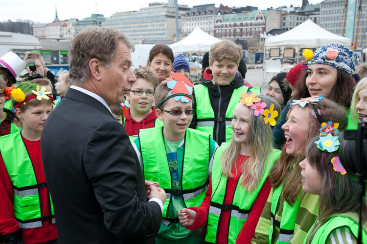 President Niinistö tog emot årets majblomma på Salutorget framför Presidentens slott torsdagen den 26 april 2012. Copyright © Republikens presidents kansli 