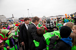 President Niinistö tog emot årets majblomma på Salutorget framför Presidentens slott torsdagen den 26 april 2012. Copyright © Republikens presidents kansli 