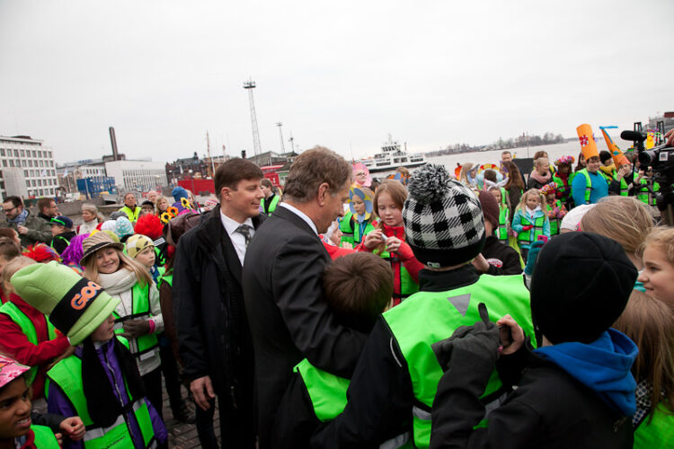 President Niinistö tog emot årets majblomma på Salutorget framför Presidentens slott torsdagen den 26 april 2012. Copyright © Republikens presidents kansli 