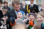 President Niinistö tog emot årets majblomma på Salutorget framför Presidentens slott torsdagen den 26 april 2012. Copyright © Republikens presidents kansli 