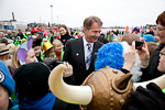 President Niinistö tog emot årets majblomma på Salutorget framför Presidentens slott torsdagen den 26 april 2012. Copyright © Republikens presidents kansli 