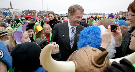 President Niinistö tog emot årets majblomma på Salutorget framför Presidentens slott torsdagen den 26 april 2012. Copyright © Republikens presidents kansli