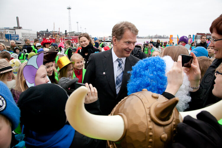 President Niinistö tog emot årets majblomma på Salutorget framför Presidentens slott torsdagen den 26 april 2012. Copyright © Republikens presidents kansli 