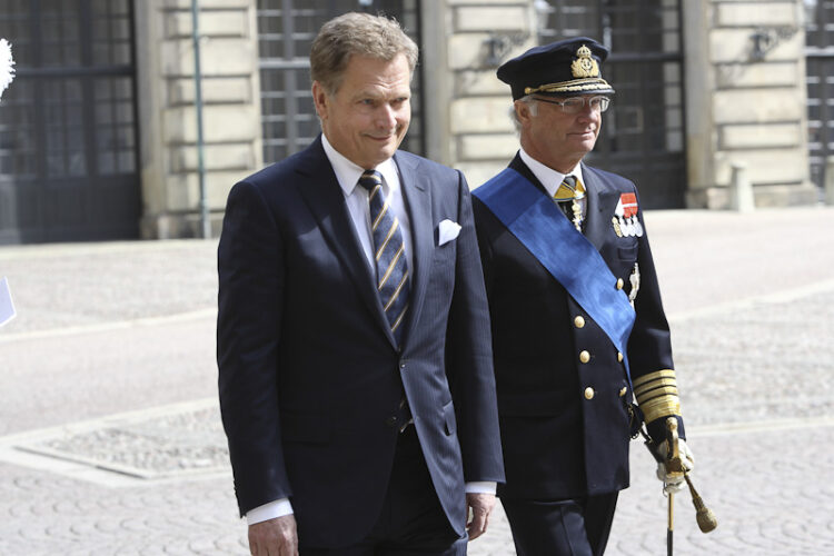  Presidentti Niinistö ja kuningas Kaarle XVI Kustaa Kuninkaanlinnan pihalla. Copyright © Tasavallan presidentin kanslia