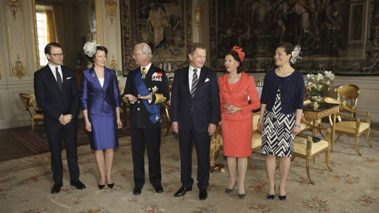  Prinssi Daniel, puoliso Jenni Haukio, kuningas Kaarle XVI Kustaa, tasavallan presidentti Sauli Niinistö, kuningatar Silvia ja kruununprinsessa Victoria yhteiskuvassa. Copyright © Tasavallan presidentin kanslia