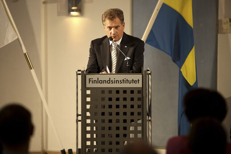  Presidentti Sauli Niinistö keskustelee Tukholman Suomi-instituutissa. Copyright © Tasavallan presidentin kanslia 