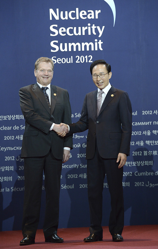  President of South Korea Lee Myung-bak welcomes President of the Republic Sauli Niinistö to the international Nuclear Security Summit in Seoul, South Korea on 26 March 2012.  Copyright © Yonhap News Agency 