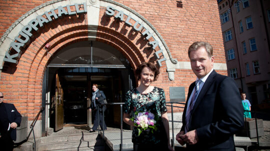 Pressa ja vaiffi kävivät aamuborkalla Hagiksen hallissa. Copyright © Tasavallan presidentin kanslia 