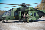 Tasavallan presidentti Sauli Niinistö saapui puolustusvoimien helikopterilla ensimmäiselle tarkastuskäynnilleen Karjalan prikaatiin Vekaranjärvelle Kouvolassa 9. toukokuuta 2012. Copyright © Tasavallan presidentin kanslia