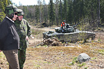  President Niinistö följde med den förstärkta pansartuppens artilleribeskjutning i Pahkajärvi. Copyright © Republikens presidents kansli 