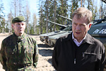  Republikens president Sauli Niinistö och försvarsmaktens kommendör Ari Puheloinen efter inspektionen. Copyright © Republikens presidents kansli 