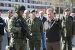 President Niinistö bekantade sig på kasernområdet med utbildningsutrustningen. Beväringarna presenterar luftvärnet, i mitten försvarsmaktens kommendör Ari Puheloinen. Copyright © Republikens presidents kansli