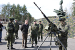  President Niinistö bekantade sig på kasernområdet med utbildningsutrustningen. Beväringarna presenterar luftvärnet. Copyright © Republikens presidents kansli 