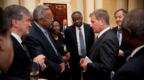 President Niinistö diskuterar med FN-ambassadörerna. Copyright © Republikens presidents kansli