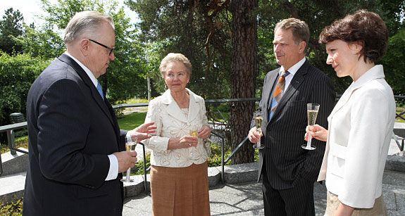 Presidentti Niinistö puolisoineen tarjosi lounaan presidentti ja rouva Ahtisaarelle Mäntyniemessä. Copyright © Tasavallan presidentin kanslia