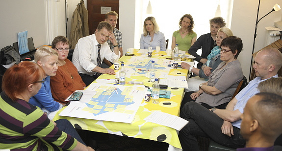 Presidentti Niinistö ja nuorten syrjäytymistä pohtiva työryhmä kokoontuivat ensimmäisen kerran 12.6.2012. Kuva: Tasavallan presidentin kanslia.