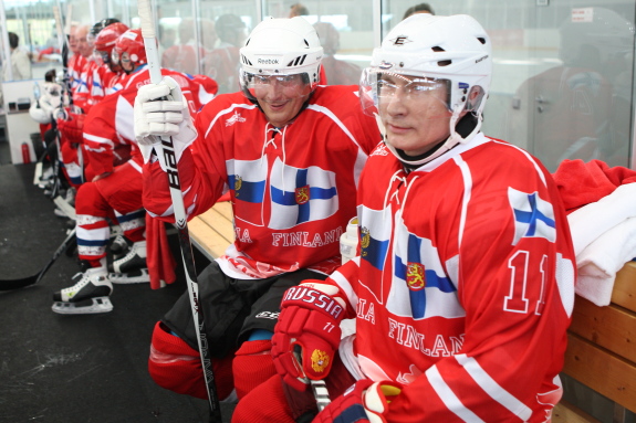 Presidenternas bilaterala diskussioner avslutades med en ishockeymatch. Copyright © Republikens presidents kansli