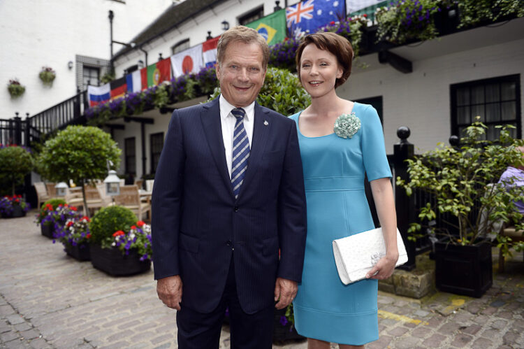  Presidenttipari lähdössä kuningattaren vastaanotolle Buckinghamin palatsiin perjantaina 28. heinäkuuta. Kuva: Lehtikuva 