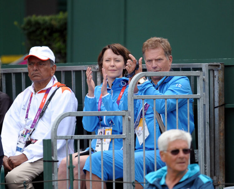  Presidenttipari aplodeeraa tennistähti Jarkko Niemisen suoritukselle Wimbledonissa. Kuva: Lehtikuva 