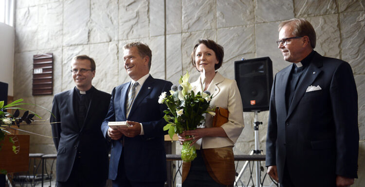  President Sauli Niinistö and Mrs Jenni Haukio visited the Finnish Church in London to greet members of the Finnish community. They were welcomed by Sakari Lehmuskallio, Secretary General of the Finnish Seamen’s Mission (right), and Rector Teemu Hälli from the Finnish Church in London (left).  . Photo: Lehtikuva 