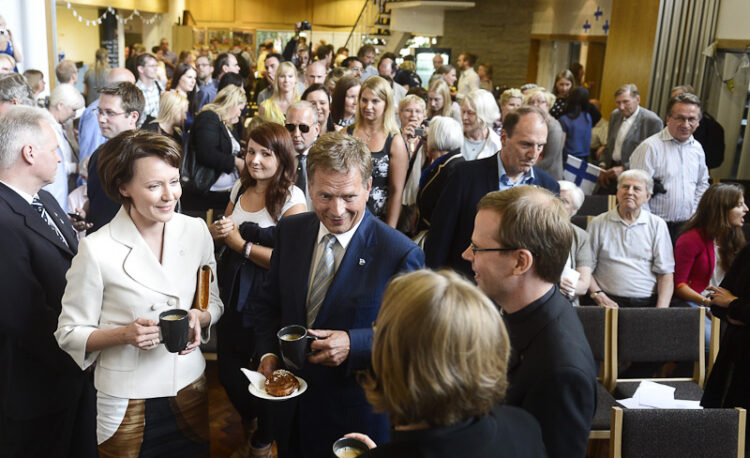  Presidentti Sauli Niinistö ja puoliso Jenni Haukio vierailivat Lontoon suomalaisella merimieskirkolla tervehtimässä suomalaisyhteisöä. Kuva: Lehtikuva 