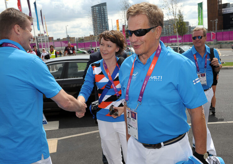  Suomen Finnish Olympic Committee Sports Director Kari Niemi-Nikkola (left) and President Roger Talermo (background) welcomed the presidential couple to the Olympic Village.   Photo: Lehtikuva 
