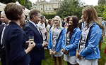  President Sauli Niinistö och hans maka Jenni Haukio samtalar med simmarna i Finlands trupp Emilia Pikkarainen, Noora Laukkanen och Jenna Laukkanen på en mottagning ordnad av Finlands ambassadör i London Pekka Huhtaniemi.  Bild: Lehtikuva 