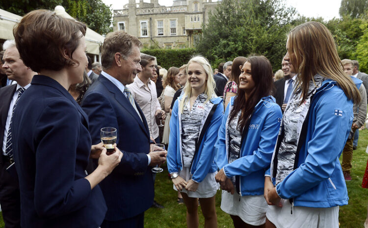  Presidentti Sauli Niinistö ja puoliso Jenni Haukio keskustelevat Suomen joukkueen uimareiden Emilia Pikkaraisen, Noora Laukkasen and Jenna Laukkasen kanssa Suomen Lontoon-suurlähettilään Pekka Huhtaniemen järjestämällä vastaanotolla. Kuva: Lehtikuva 