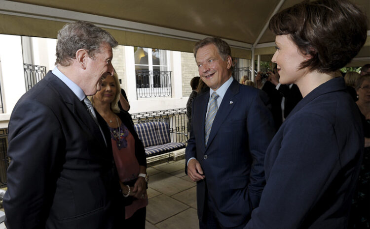  Presidentparet samtalar med fotbollstränaren Roy Hodgson på en mottagning ordnad av Finlands ambassadör i London Pekka Huhtaniemi.  Bild: Lehtikuva 