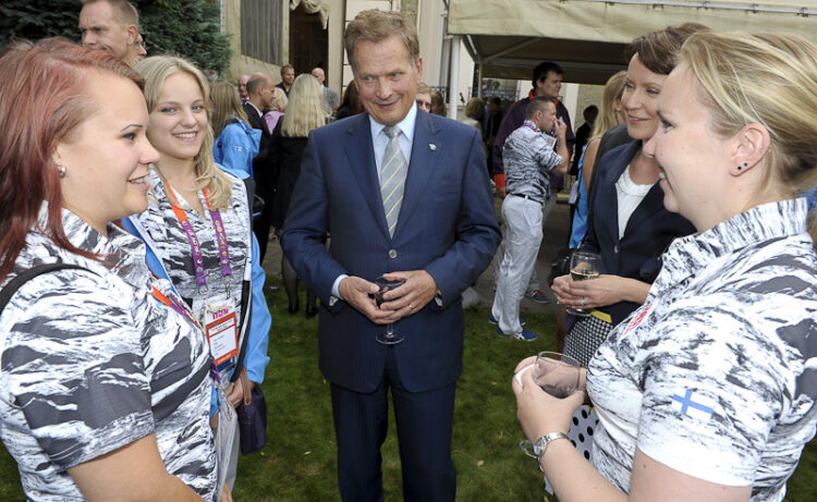  Ampuja Mira Suhonen (vas.),voimistelija Annika Urvikko ja ampuja  Marjo Yli-Kiikka keskustelevat presidenttiparin kanssa Suomen Lontoon-suurlähettilään Pekka Huhtaniemen järjestämällä vastaanotolla. Kuva: Lehtikuva 