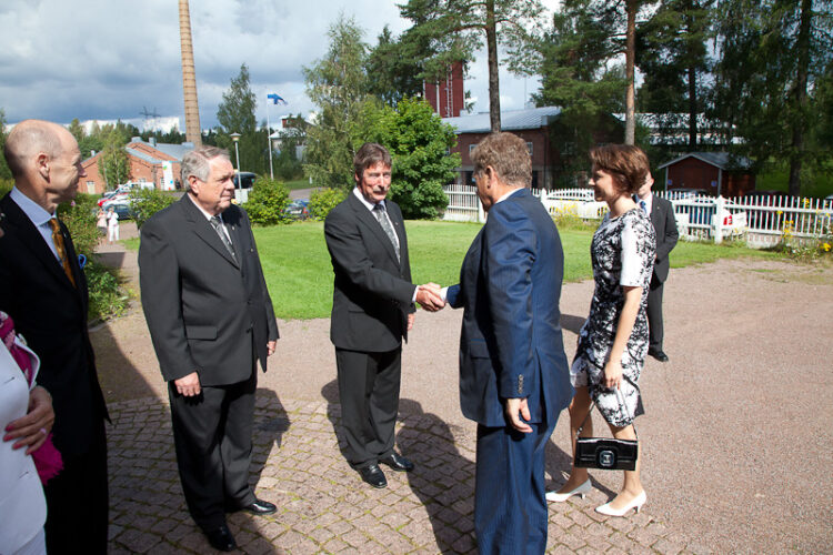 Tasavallan presidentti Sauli Niinistö ja puoliso Jenni Haukio saapuvat Pyhtään Patruunantalolle torstaina 2. elokuuta 2012. Vastassa kunnanvaltuuston puheenjohtaja Osmo Kallio, varapuheenjohtaja Alpo Seppälä (kesk.) ja kunnanjohtaja Olli Nuutila (vas.). Copyright © Tasavallan presidentin kanslia